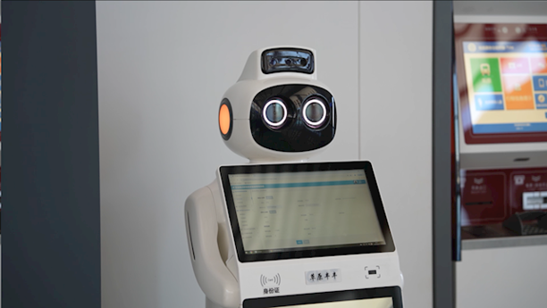 智能机器人亮相高铁站：简直全能(图2)